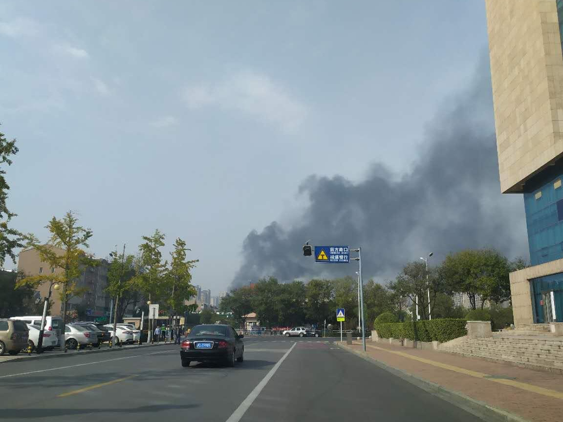 新乡市一处在建小区着火，上空浓烟滚滚