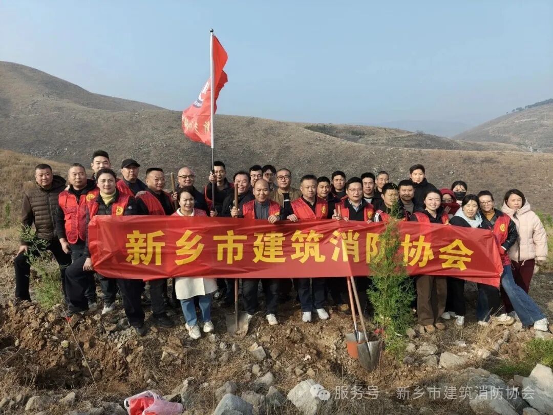 协会组织会员单位赴卫辉开展植树造林活动